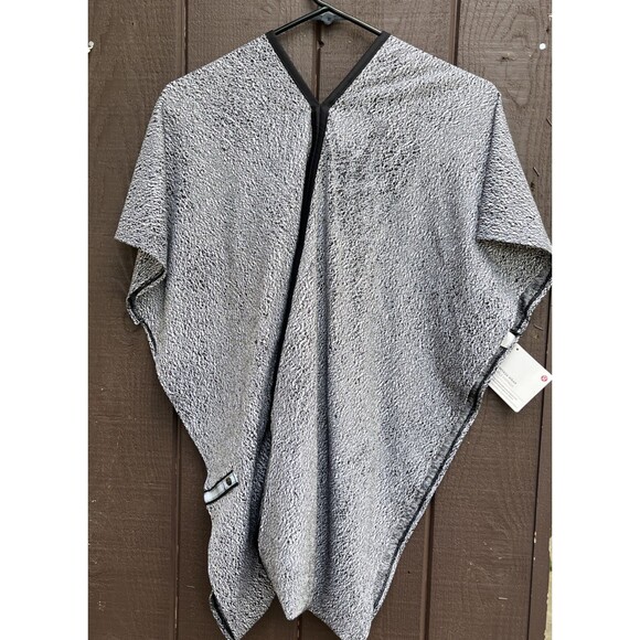 Lululemon Women's Black/White Knit Poncho Vinyasa Wrap Pancho One Size - Picture 1 of 4